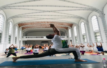 En visperas del Dia Internacional del Yoga, la Embajada organizo una sesion de Yoga en la Universidad Central, en Caracas. TIC Shri Alok Bharti dirigio la sesion con la participacion entusiasta de practicantes de yoga.